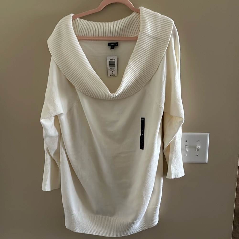 Torrid Cream colored Cosl neck Sweater size 4 (26)